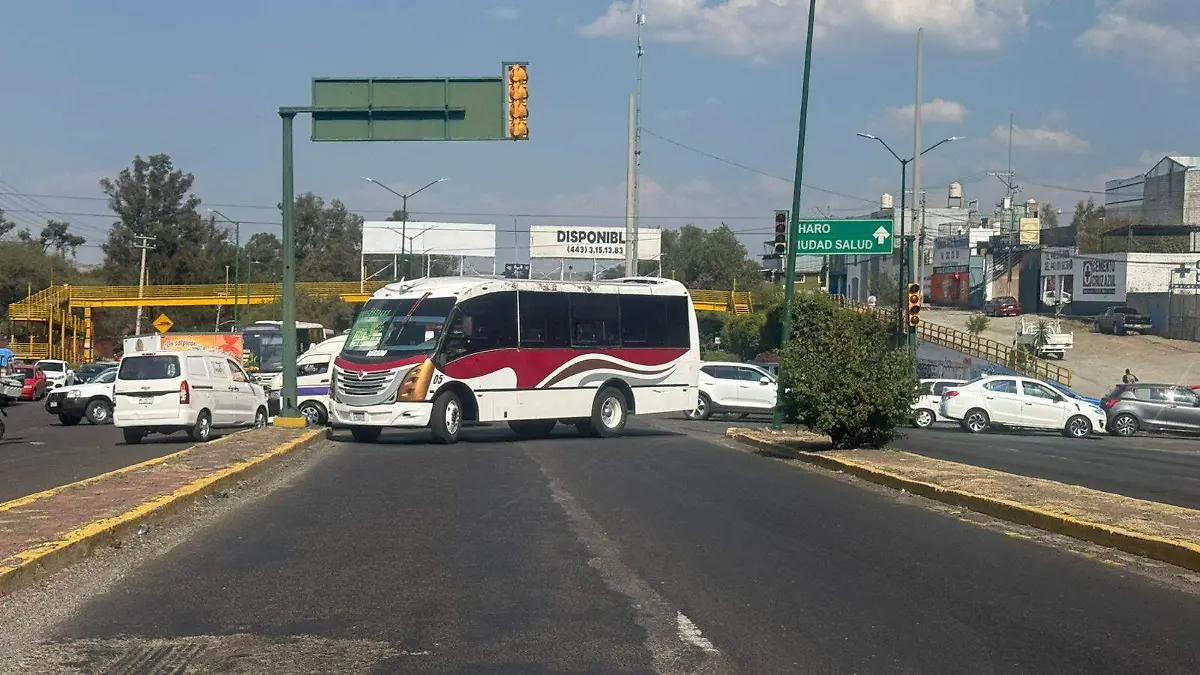 Camión bloqueando vialidad en Morelia